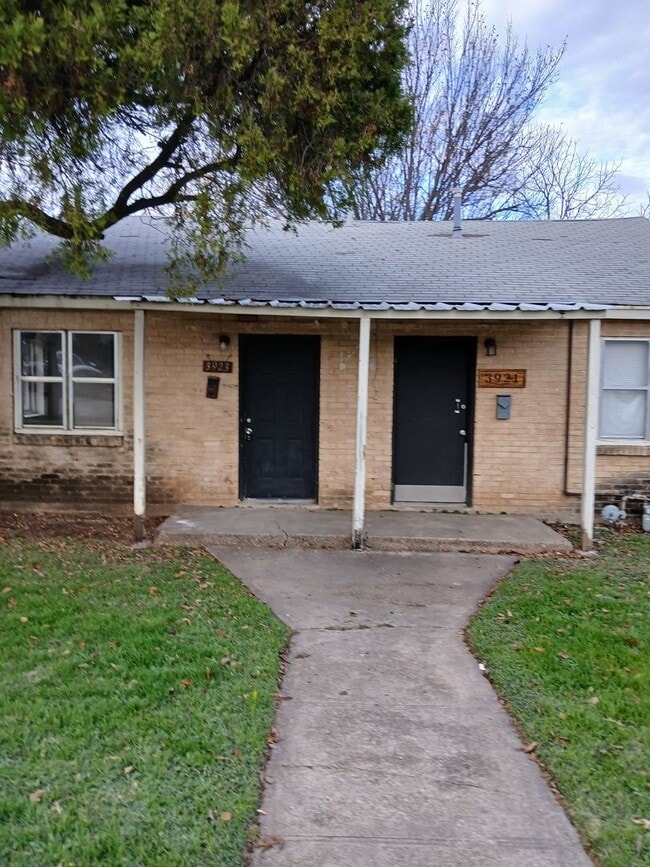 Building Photo - Dismount 3921-23 Unit 3923 Rental