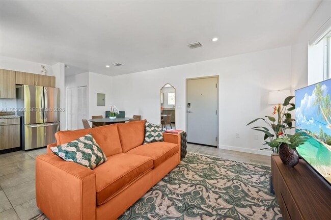 Photo - 165 NW 39th St Unidad 8