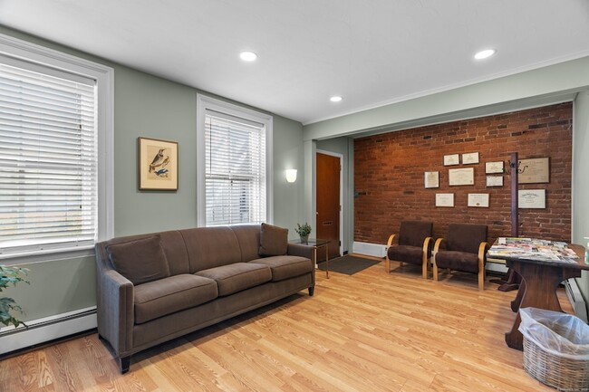 Building Photo - 32 Trumbull St Unit 1 Rental