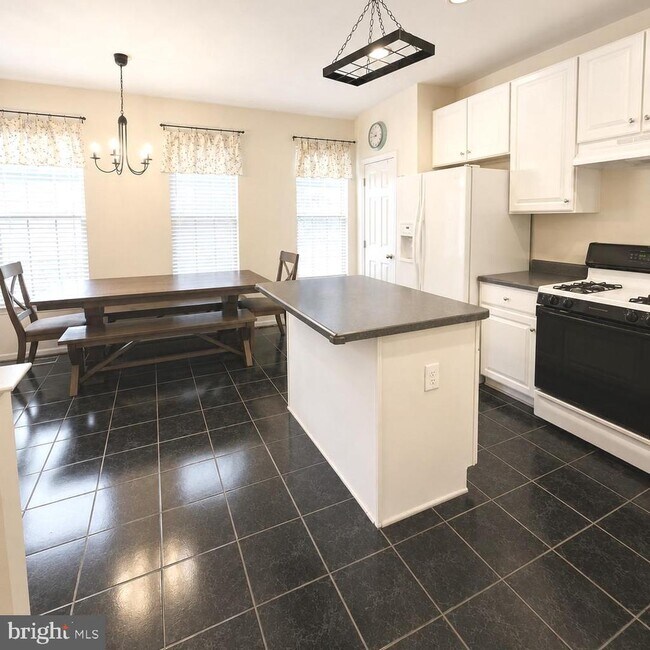 Photo - 4921 Kilburn St