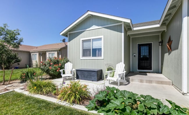 Photo - 404 Settler Dr