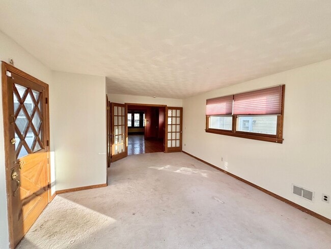 Photo - Spacious 3bd House | Driveway | Sunroom