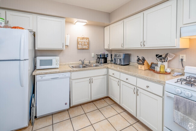 Kitchen - Evergreen Terrace Apartments