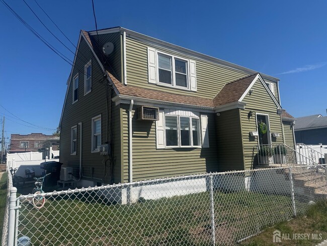 Building Photo - 84 2nd St