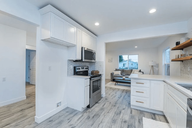 Photo - 1018 E 56th St