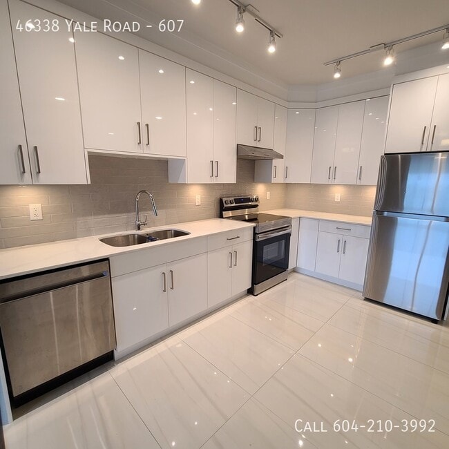 Building Photo - Large 2 Bedroom Unit 607