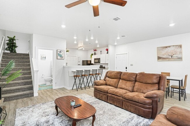 Building Photo - 4 Oak Plaza Rental