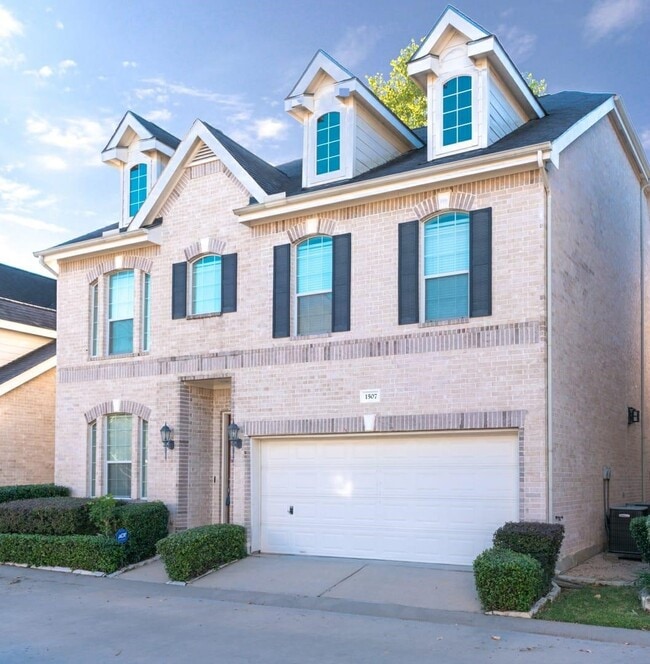 Building Photo - 1507 Shady Villa Manner