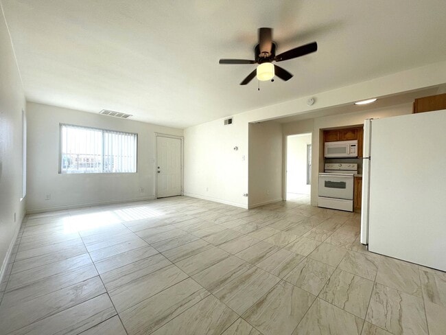 Building Photo - COMING SOON!  Lovely 1 Bed 1 Bath Apartmen... Unit 02