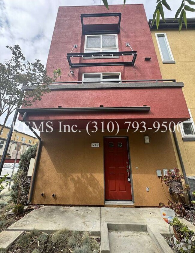 Building Photo - Spacious Three Level Townhome with Garage