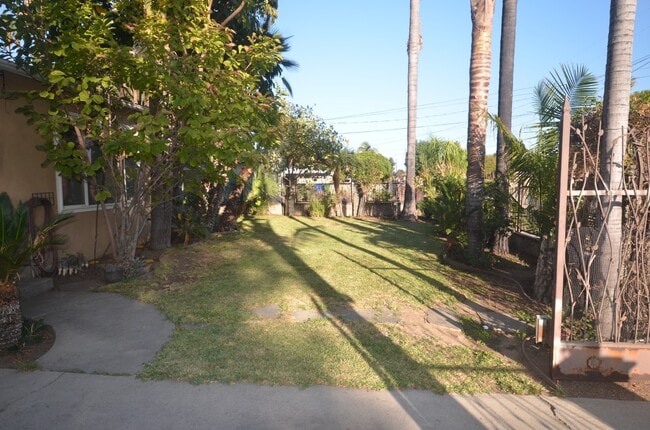 Photo - 19201 Strathern St
