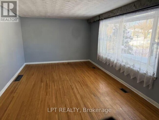 Photo - 520 Lynett Crescent