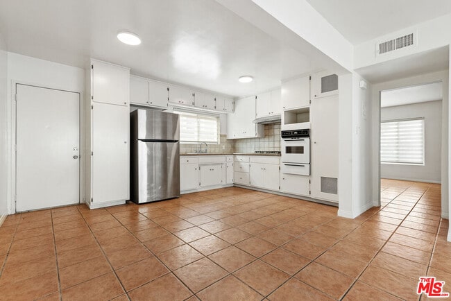 Building Photo - 469 W 19th St Unit 1 Rental