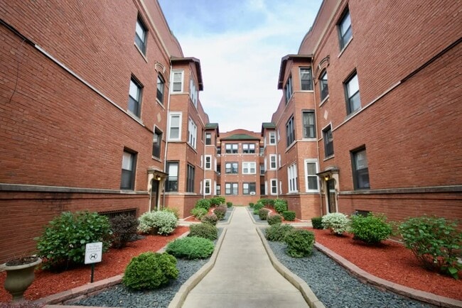 Building Photo - 4422 N Wolcott Ave Unit J09W