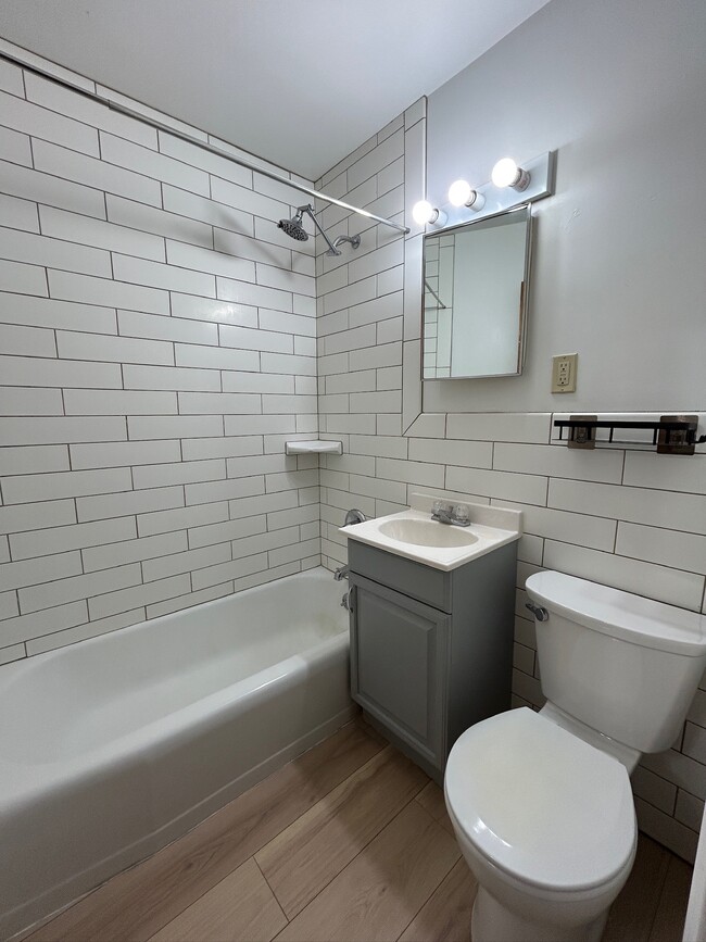 Photo - 219 E 7th St