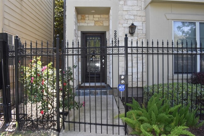 Photo - 2922 Leeland St