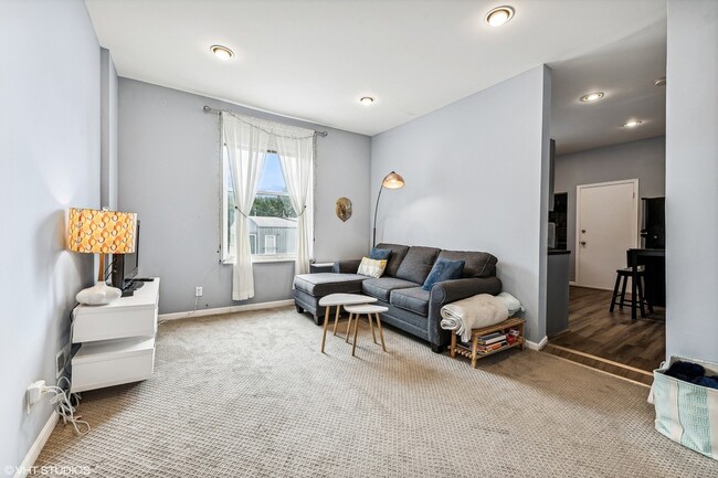 Photo - 1815 W Henderson St Unit 2