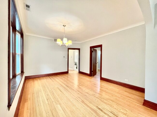 Photo - 2652 N Harding Ave Unidad 02