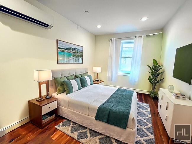 Building Photo - Striver's Row Gorgeous Penthouse 1 Bedroom!