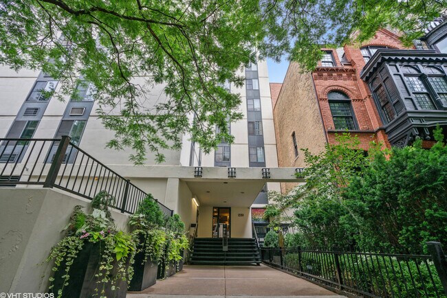 Building Photo - 1339 N Dearborn St Unit 7A Rental