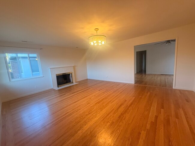 Photo - 212 E Hemlock Ave