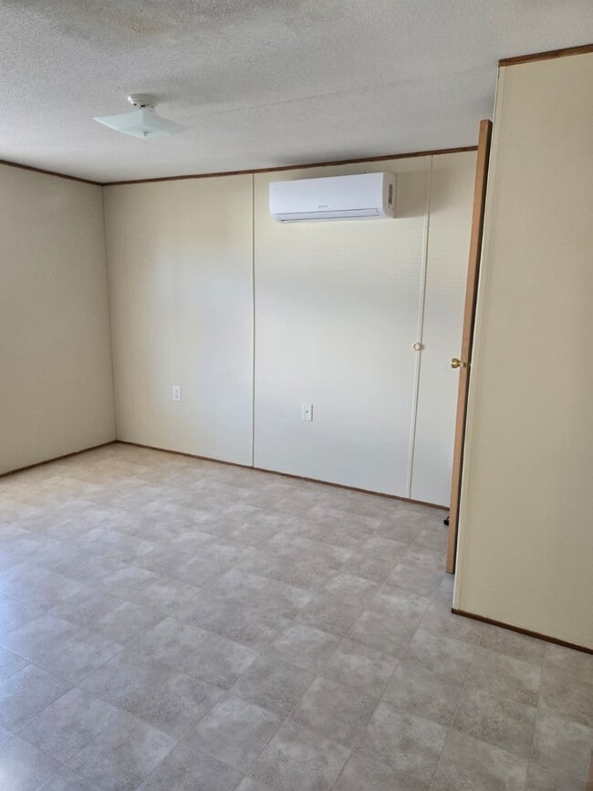 Photo - 304 E Maxanna Blvd