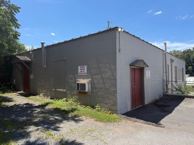 Building Photo - Large Apartment Above Commercial Building