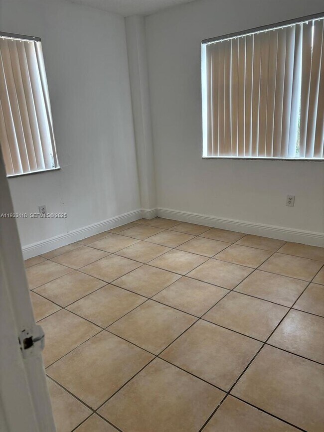 Photo - 1821 NE 168th St Unidad C4