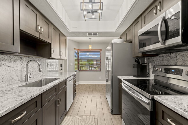 Building Photo - Beautiful Condo For Rent In St Petersburg! Unit 406