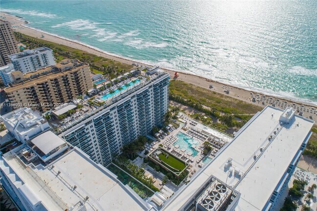 Building Photo - 2301 Collins Ave Unit 425 Rental