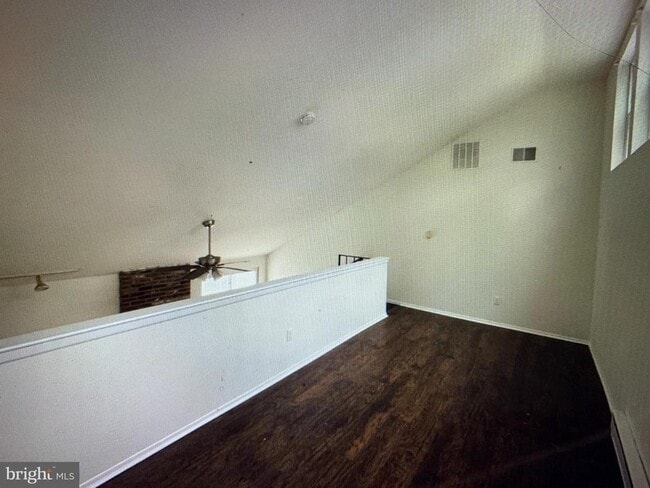 Photo - 502 Bromley Estate