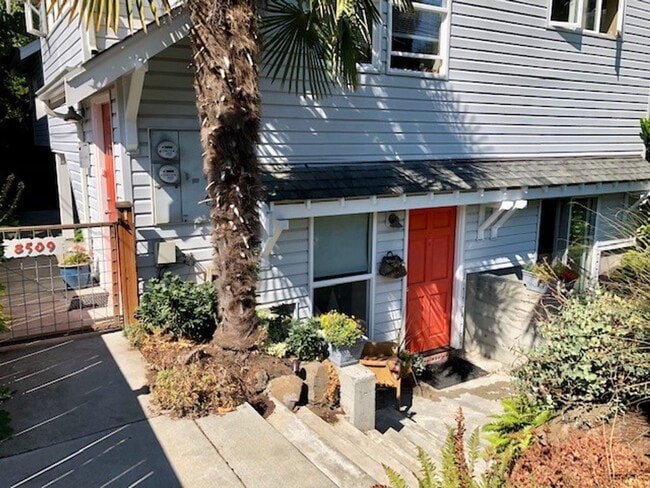 Building Photo - CARTAL DUPLEX Unit LOWER ~ B