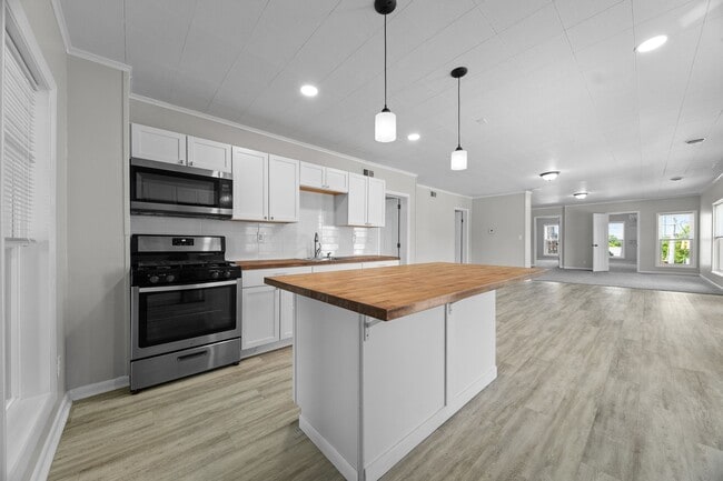 Building Photo - 801 W 26th St Unit 2nd Floor Rental