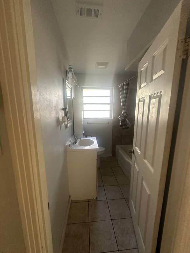 Photo - 202 Gross St