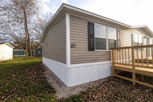 Building Photo - 82 Deerwood Park