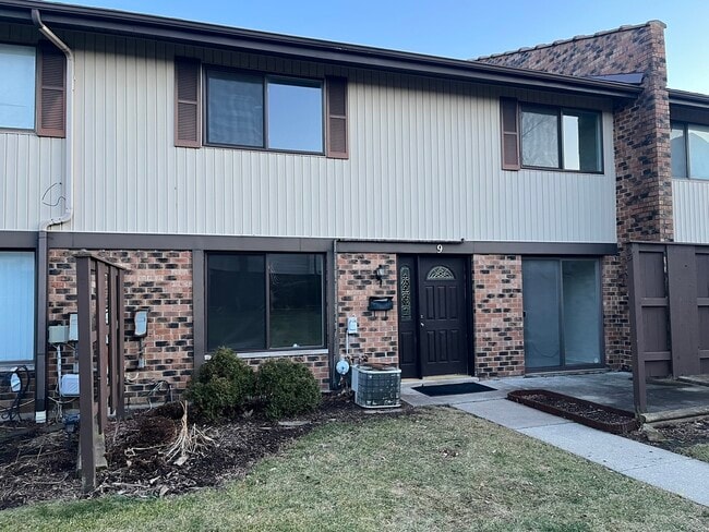 Building Photo - 9 Tower Ct Unit 9