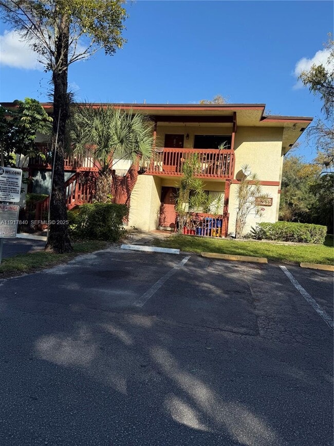 Building Photo - 4301 NW 19th St Unit 7