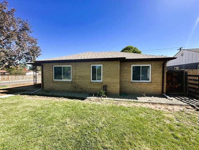 3 Bed 1 Bath Ranch in North Park Hill! (Av... - 3 Bed 1 Bath Ranch in North Park Hill! (Av...