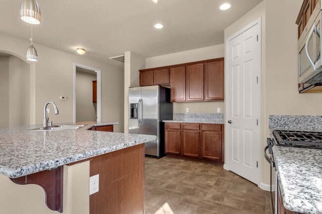 Building Photo - Golden Valley One Story - No pets permitted