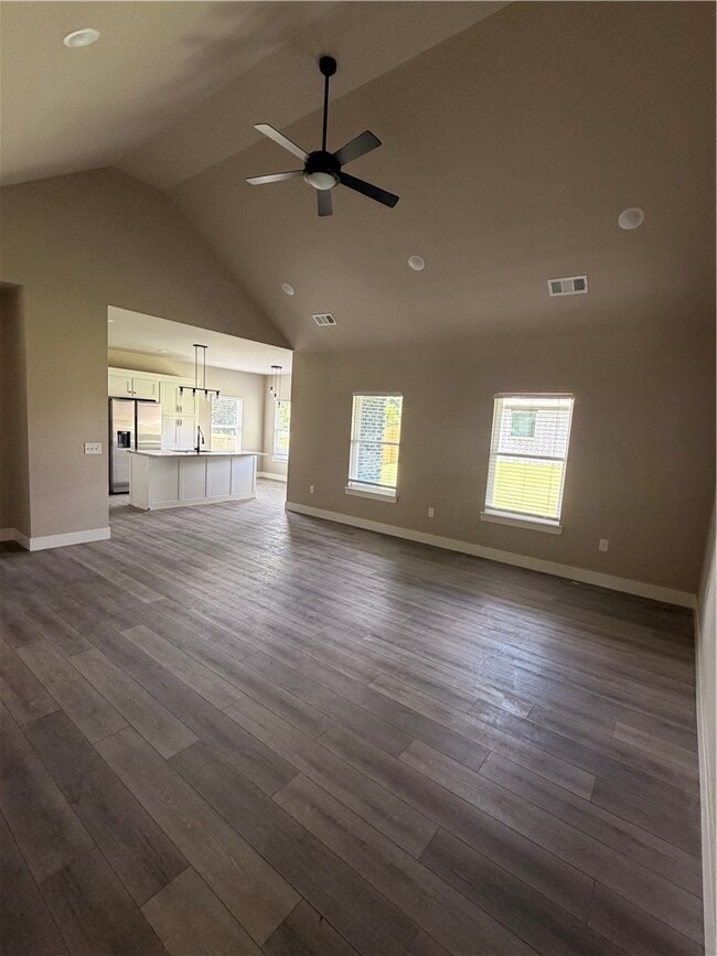Photo - 327 W Smith St