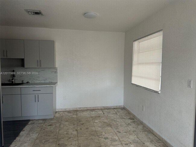Photo - 640 E 55th St