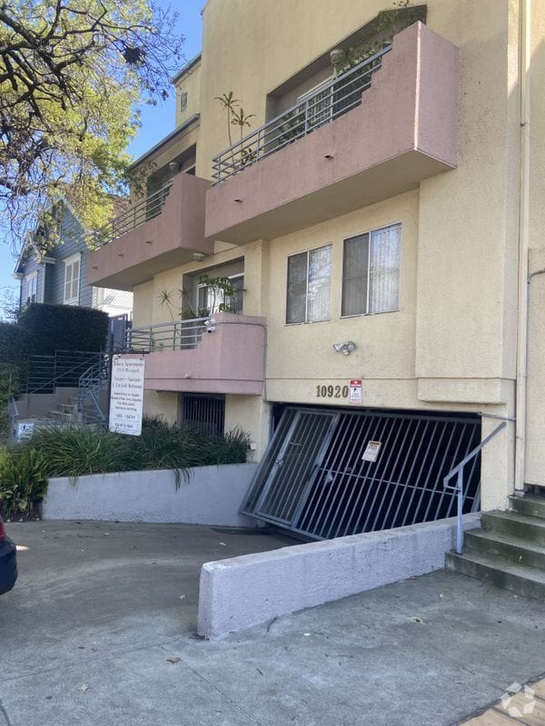 Building Photo - 10920 Moorpark St Rental