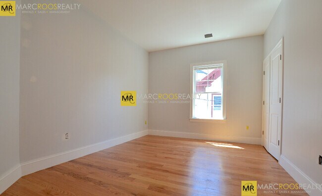 11 Islington St