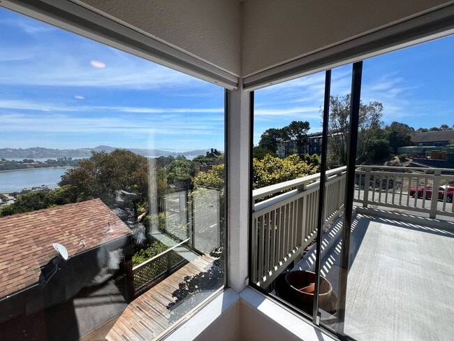 Photo - ONE LEVEL ONE BEDROOM TOP-UNIT CONDO IN HEADLANDS WITH STUNNING BAY VIEWS