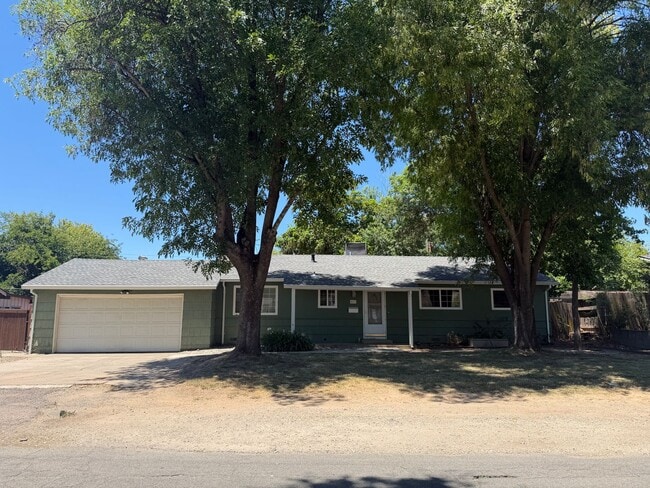Building Photo - 4 bedroom house in Orangevale on a huge lot