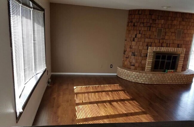 Photo - 1329 Dolen Pl