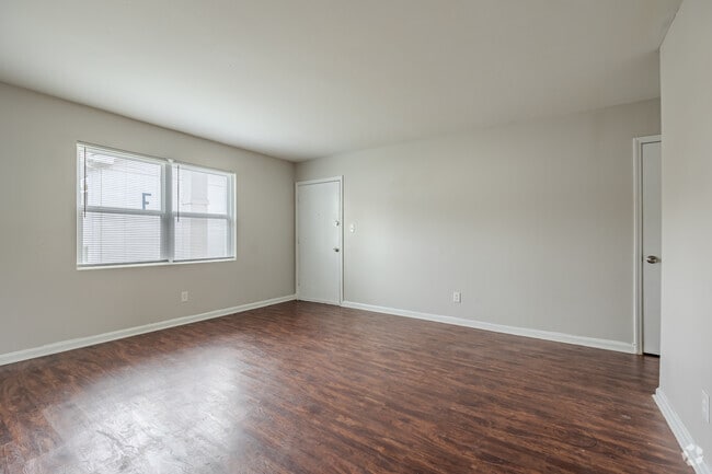 2BR, 2BA - 1000SF