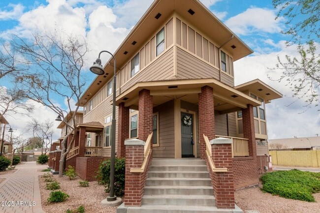 Building Photo - CUTE TOWNHOME AVAILABLE NOW NEAR TEMPE TOW...
