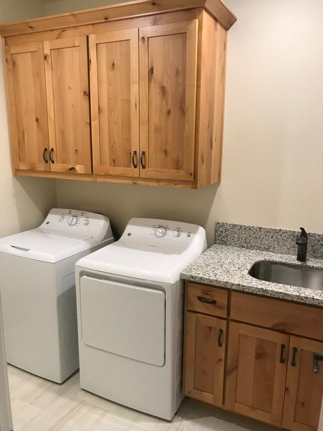 Photo - SPACIOUS 3 BEDROOM 3.5 BATHROOM HOME With Washer and Dryer!