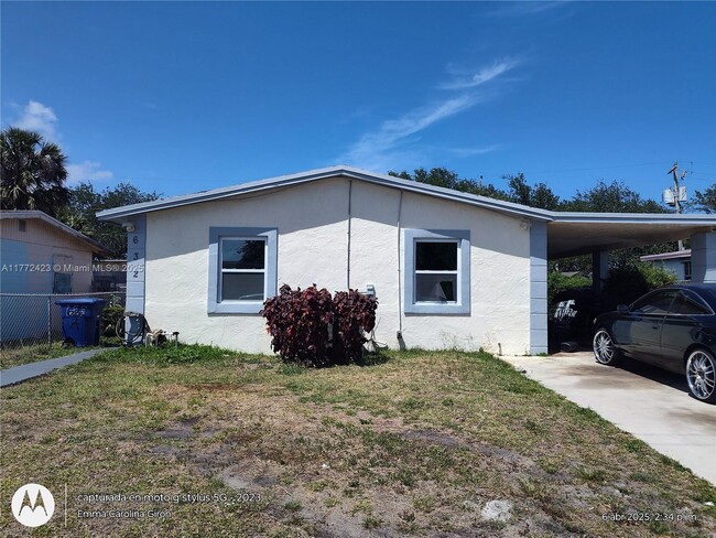 Photo - 632 W 5th St Casa